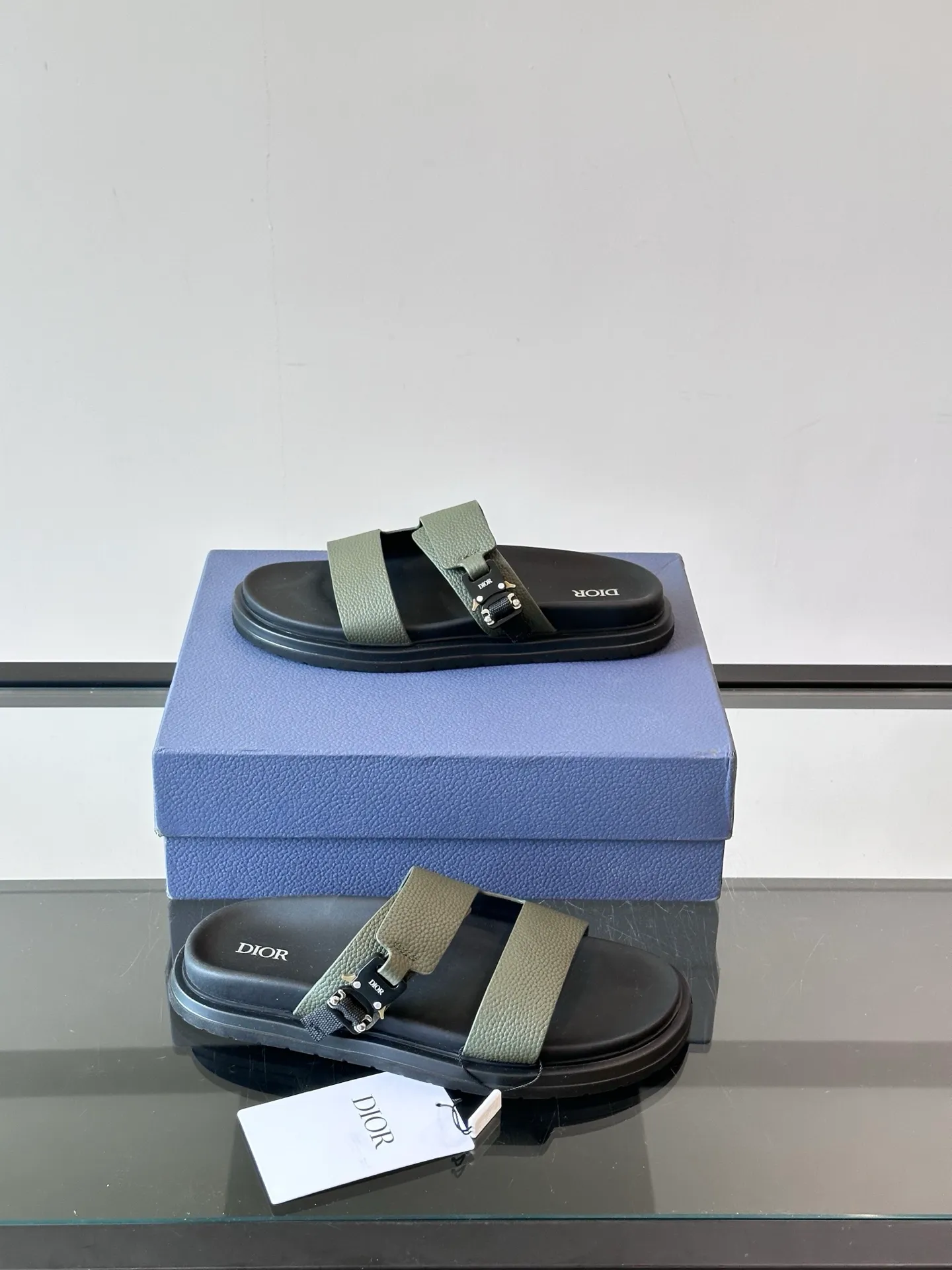 Factory price: 300💰Dior Aqua men's sandals and slippers. Showcasing Dior haute couture design. The Dior gray suede strap is accented with an aluminum Dior buckle for added style. Paired with a comfortable tonal notch sole, they pair easily with shorts or jeans for a sophisticated look. Main body: suede cow leather, technical fabric lining: cow leather, with adjustable straps, aluminum Dior buckle, Dior gray EVA insole, tonal notch rubber outsole splicing structure👌👌 size: 38-44 (45.46 customized)
